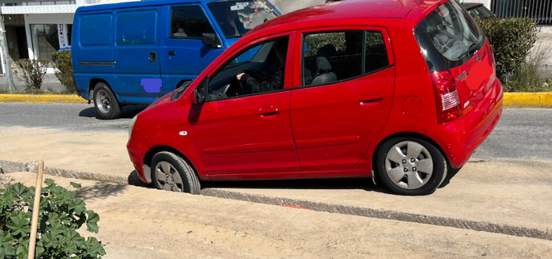 Ηλιούπολη: Αυτοκίνητο έπεσε σε χαντάκι