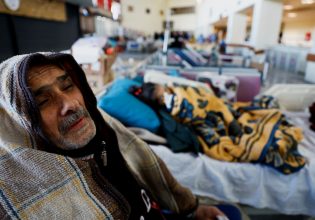 Σεισμός: Πατέρας κρατά το χέρι της νεκρής κόρης του στα συντρίμμια του σπιτιού τους στην Καχραμανμάρας