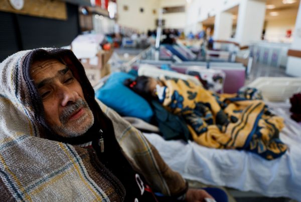 Σεισμός: Πατέρας κρατά το χέρι της νεκρής κόρης του στα συντρίμμια του σπιτιού τους στην Καχραμανμάρας