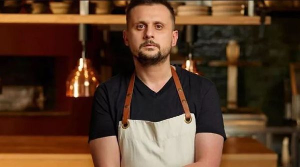 Σεισμός στην Τουρκία: Βραβευμένος σεφ μαγειρεύει για τους άστεγους στο Χατάι