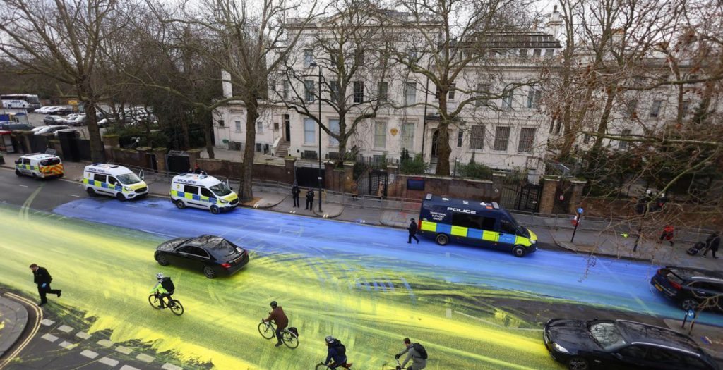 Βρετανία: Ακτιβιστές ζωγράφισαν ουκρανική σημαία στο δρόμο μπροστά από την ρωσική πρεσβεία