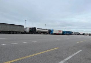 Κακοκαιρία «Μπάρμπαρα»: Ουρές χιλιομέτρων από φορτηγά στα διόδια των Μαλγάρων