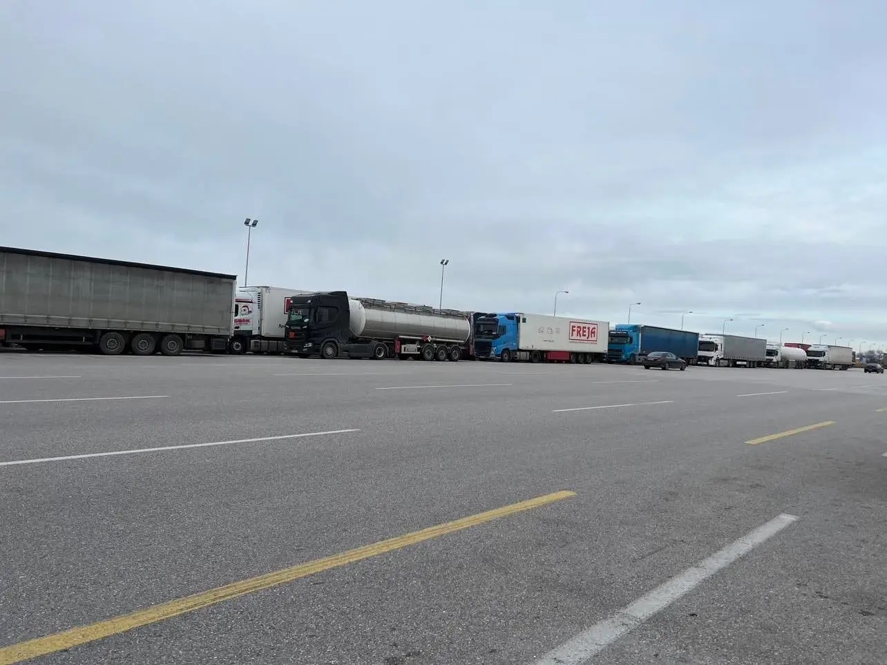 Κακοκαιρία «Μπάρμπαρα»: Ουρές χιλιομέτρων από φορτηγά στα διόδια των Μαλγάρων