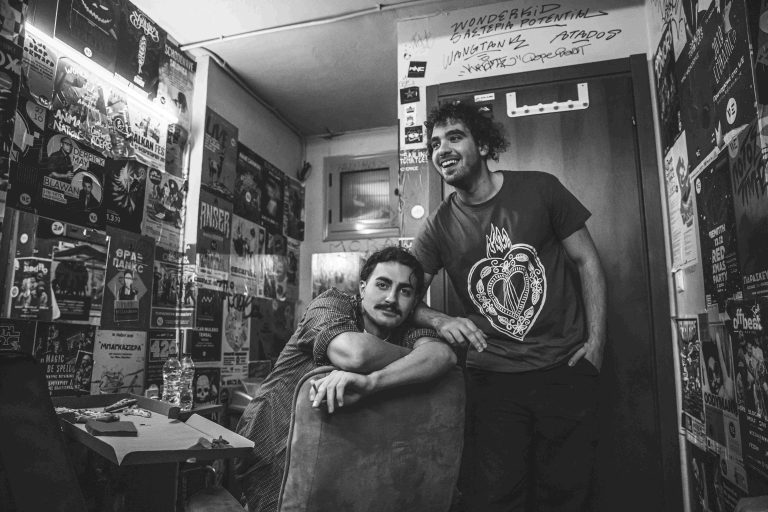 Γιαγκίνηδες: Έκαναν αγαπητό το ρεμπέτικο στο νεαρόκοσμο και ετοιμάζονται να τα σπάσουν στο Κύτταρο