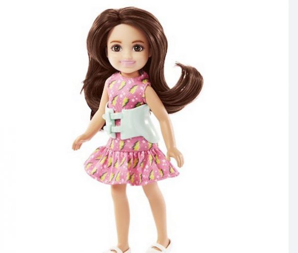 Barbie: Μετά τα ακουστικά βαρηκοΐας κυκλοφορεί η κούκλα με σκολίωση