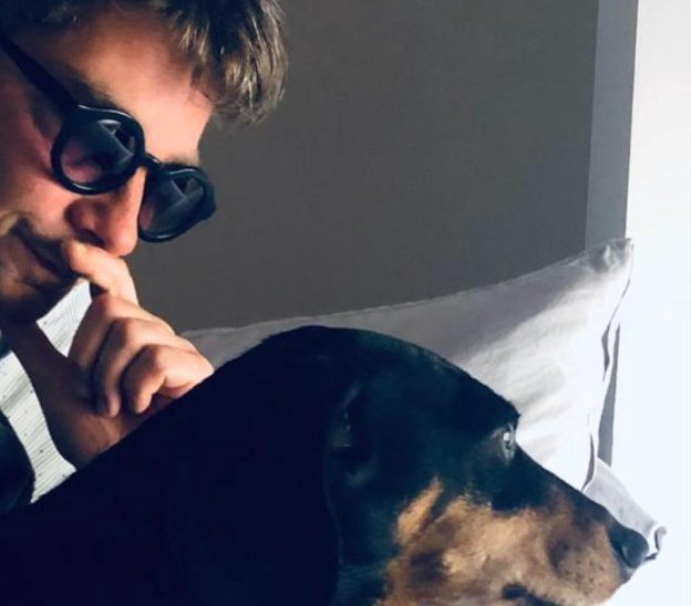 Γερμανία: Ο Μάρκο Γκέκε πασάλειψε κριτικό με περιττώματα σκύλου επειδή του έγραψε αρνητική κριτική