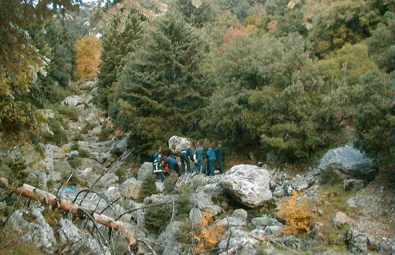 Λάρισα: Συναγερμός για άνδρα που έπεσε σε χαράδρα ανάμεσα σε Ομόλιο και Στόμιο