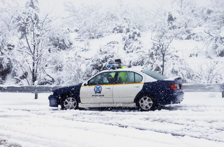 Κακοκαιρία «Μπάρμπαρα»: Κυκλοφοριακά προβλήματα σε Αχαΐα και Αιτωλοακαρνανία λόγω χιονιού και παγετού