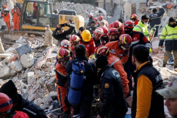 Σεισμός στην Τουρκία: «Γειά σου ομορφούλα, είμαστε εδώ για να σε βγάλουμε έξω» – Οι συγκλονιστικοί απεγκλωβισμοί παιδιών