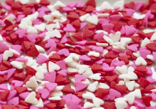 Άγιος Βαλεντίνος: Τα ιδιαίτερα έθιμα της ημέρας των ερωτευμένων σε 5 διαφορετικές χώρες