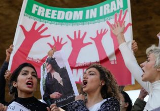 Ιράν: Οργή ακτιβιστών για την πρέσβειρα της Ελβετίας στο Ιράν που εμφανίστηκε με τσαντόρ