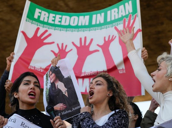 Ιράν: Οργή ακτιβιστών για την πρέσβειρα της Ελβετίας στο Ιράν που εμφανίστηκε με τσαντόρ