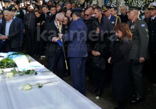 Κηδεία υποσμηναγού Τουρούτσικα: Ο αρχηγός ΓΕΑ παρέδωσε το ξίφος και τη σημαία