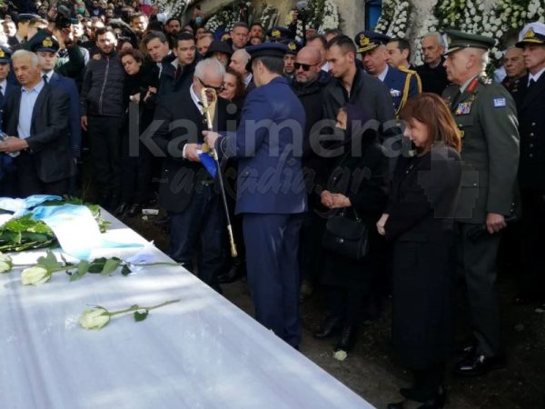 Κηδεία υποσμηναγού Τουρούτσικα: Ο αρχηγός ΓΕΑ παρέδωσε το ξίφος και τη σημαία