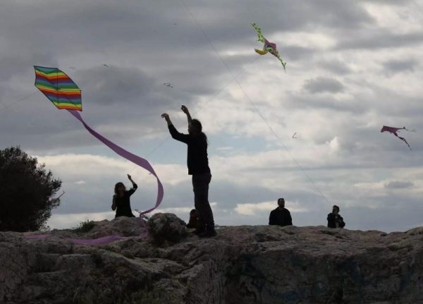 Καιρός: Καθαρά Δευτέρα με ζέστη, συννεφιά και σκόνη