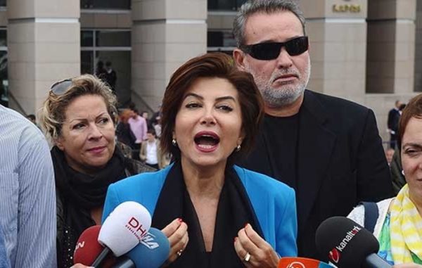 Σεισμός στην Τουρκία: Δημοσιογράφος που είχε συλληφθεί με εντολή Ερντογάν εξυμνεί τους Έλληνες διασώστες