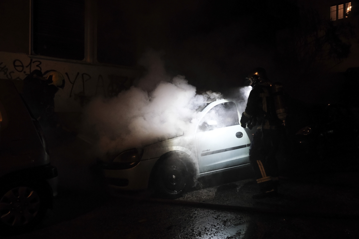 Καλαμάτα: Φωτιά σε αυτοκίνητο εν κινήσει στο ιστορικό κέντρο