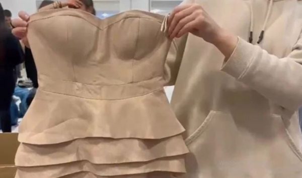 Σεισμός στην Τουρκία: Στέλνουν βρώμικα ρούχα, τακούνια, κορσέδες και ψεύτικες βλεφαρίδες στους σεισμόπληκτους