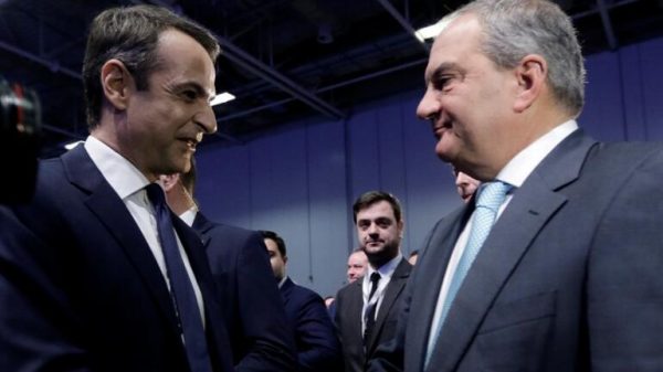 Κίνηση ματ Μητσοτάκη μετά την αποχώρηση Καραμανλή