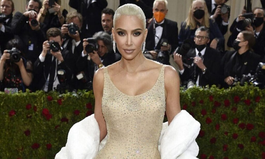 Κιμ Καρντάσιαν: Η άβολη στιγμή που προσπαθεί να ανέβει τα σκαλιά φορώντας στενή φούστα