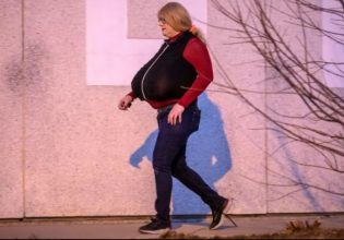 Καναδάς: Η τρανς δασκάλα με το προσθετικό στήθος ισχυρίζεται ότι είναι αληθινό