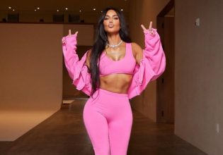 Κιμ Καρντάσιαν: Ποζάρει με μικροσκοπικά εσώρουχα και φόντο έναν εξωγήινο και κάνει πάταγο