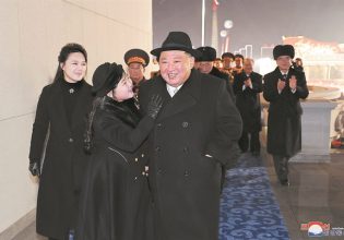 Ο Κιμ Γιονγκ Ουν επιδεικνύει τη διάδοχό του