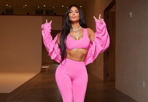 Κιμ Καρντάσιαν: Ποζάρει με μικροσκοπικά εσώρουχα και φόντο έναν εξωγήινο και κάνει πάταγο