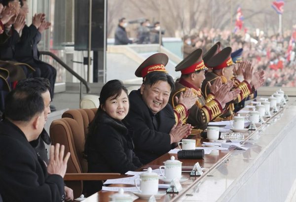 Βόρεια Κορέα: Σπάνια δημόσια εμφάνιση της κόρης του Κιμ Γιονγκ Ουν σε γήπεδο (Εικόνες)