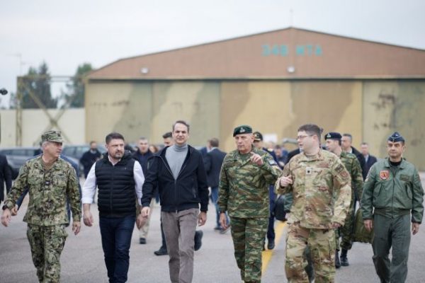 Κυριάκος Μητσοτάκης: Περιοδεία στη Λάρισα – Επίσκεψη στην 110 Πτέρυγα Μάχης