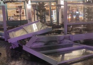 Κακοκαιρία: Ριπή ανέμου σήκωσε τέντα και έσπασε την τζαμαρία καταστήματος στο Ηράκλειο