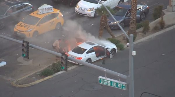 ΗΠΑ: Κομμωτής έσωσε οδηγό από φλεγόμενο όχημα στο Λας Βέγκας – Δείτε βίντεο