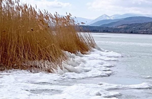 Φλώρινα: Μοναδικές εικόνες – Πάγωσε η λίμνη Πετρών στο Αμύνταιο
