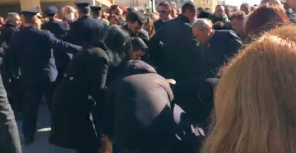 Τρίπολη: Λιποθύμησε μετά την κηδεία η μητέρα του υποσμηναγού Τουρούτσικα