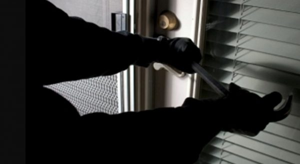 Λυκόβρυση: Ληστές εισέβαλαν σε σπίτι και απείλησαν με μαχαίρι ηλικιωμένη