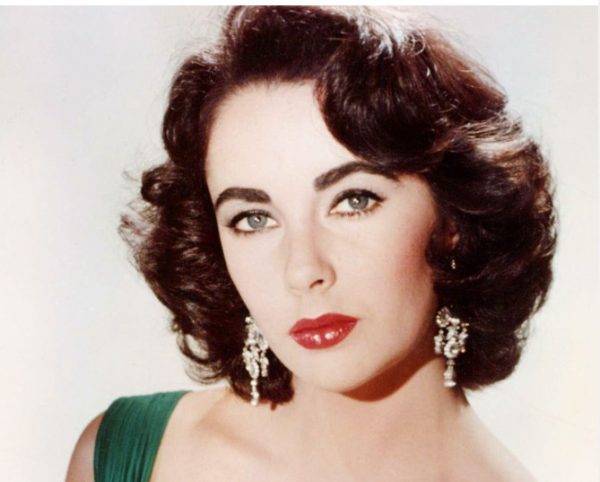 Ελίζαμπεθ Τέιλορ: H σταρ με τα βιολετί μάτια που οι άνδρες την ερωτεύονταν μέχρι το τέλος της