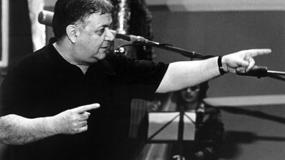 Μάνος Χατζιδάκις: Κείμενο – γροθιά κατά του ναζισμού στην τελευταία του συναυλία με την «Ορχήστρα των Χρωμάτων»