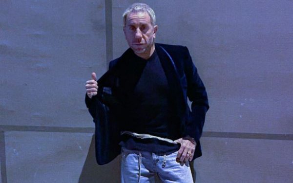 Γιώργος Μαζωνάκης: Στις γυναίκες φυλακές Κορυδαλλού για τον Άγιο Βαλεντίνο