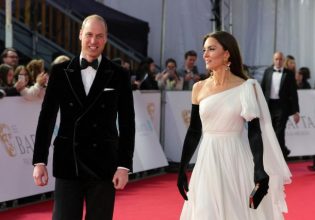 Κέιτ Μίντλετον: «Xούφτωσε» τον πρίγκιπα Oυίλιαμ στο κόκκινο χαλί των BAFTA και έγινε viral