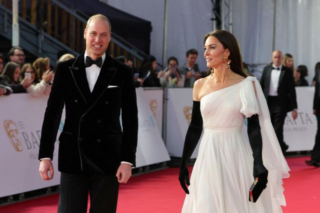 Κέιτ Μίντλετον: «Xούφτωσε» τον πρίγκιπα Oυίλιαμ στο κόκκινο χαλί των BAFTA και έγινε viral