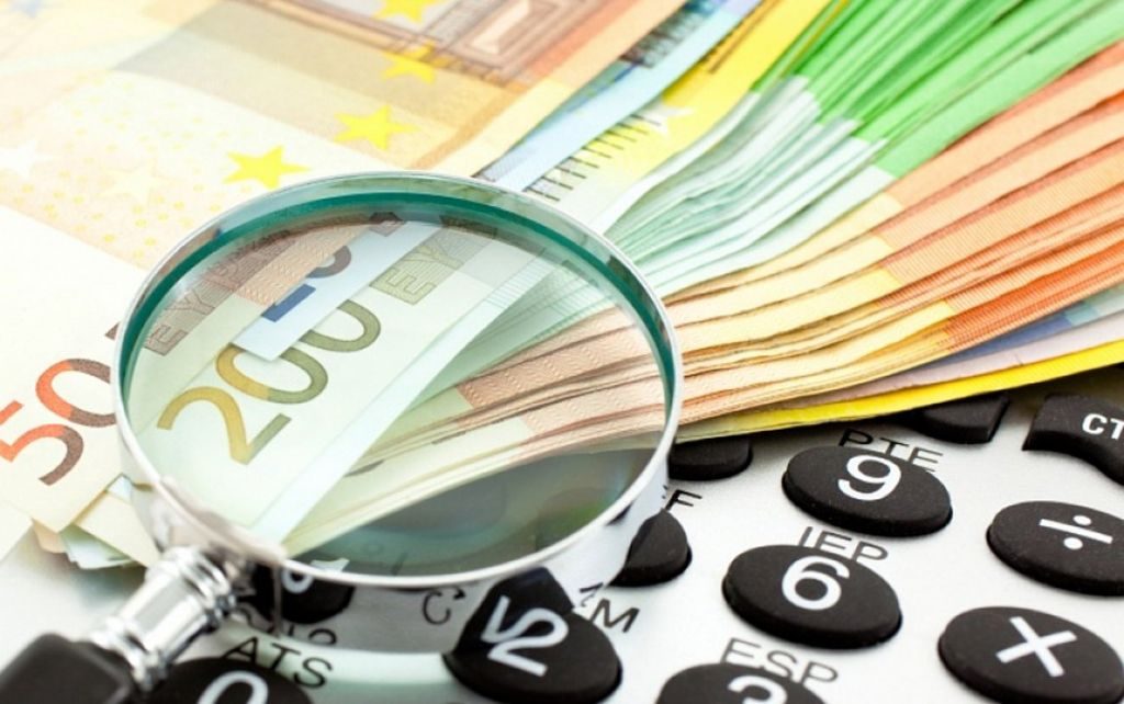 Νομοσχέδιο-σκούπα: Ερχεται με ρυθμίσεις χρεών, τέλη κυκλοφορίας με το μήνα και αμοιβή για όσους «καρφώνουν» φοροδιαφυγή