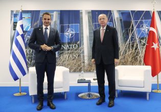 Τηλεφωνική επικοινωνία Μητσοτάκη – Ερντογάν μετά τους σεισμούς