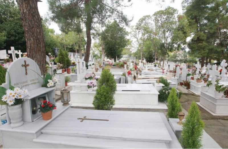 Βόλος: Υπόθεση «θρίλερ» στο νεκροταφείο - Η εκταφή από άγνωστη γυναίκα και η κλοπή μεταλλίων
