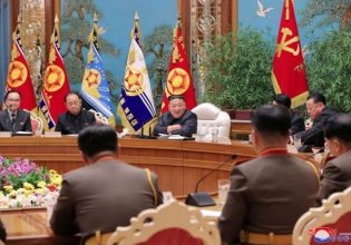 Βόρεια Κορέα: «Ενίσχυση της πολεμικής ετοιμότητας» απαιτεί ο Κιμ Γιονγκ Ουν