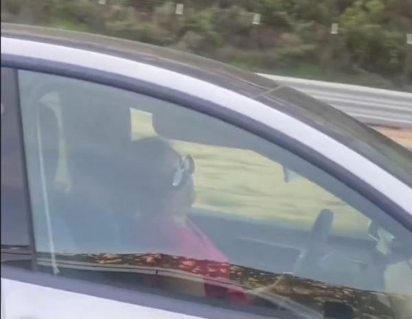 Βίντεο καταγράφει γυναίκα οδηγό να… ροχαλίζει σε αυτοκινητόδρομο στις ΗΠΑ