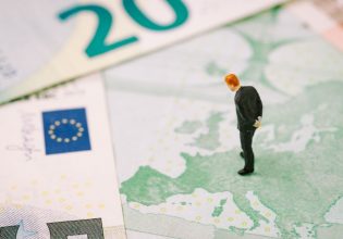 Ευρωβαρόμετρο: Εννιά στους 10 Έλληνες χαρακτηρίζουν «κακή» την κατάσταση της οικονομίας