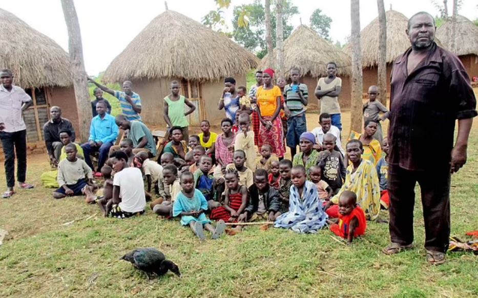Ουγκάντα: Πατέρας με 102 παιδιά, 12 συζύγους και 578 εγγόνια σταματά την… ενεργό δράση