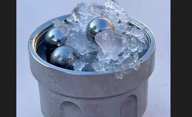 Επιστήμες: Ανακαλύφθηκε ένα τελείως νέο είδος άμορφου πάγου με πυκνότητα σχεδόν όση και του νερού