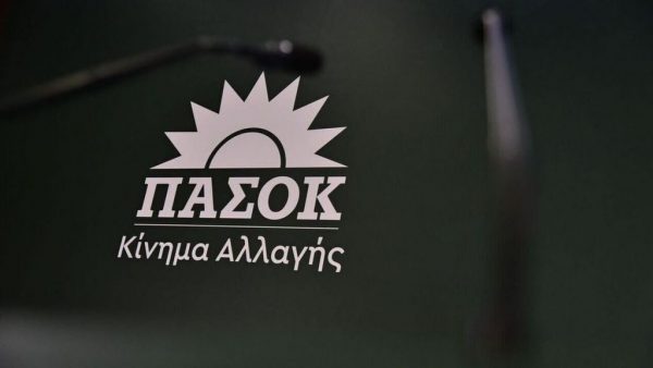Οι αλλαγές γραμμής και τα πρόσωπα επιβεβαιώνουν τις αποστάσεις με ΝΔ και ΣΥΡΙΖΑ