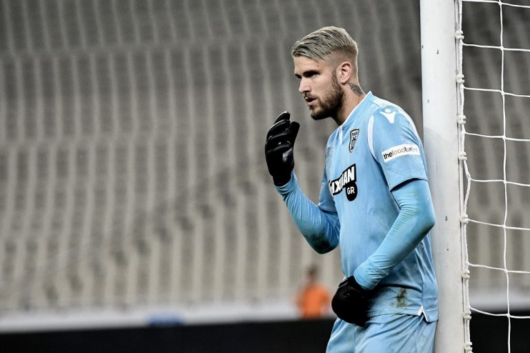 Ο Πασχαλάκης, η προσφορά και οι αποδοκιμασίες